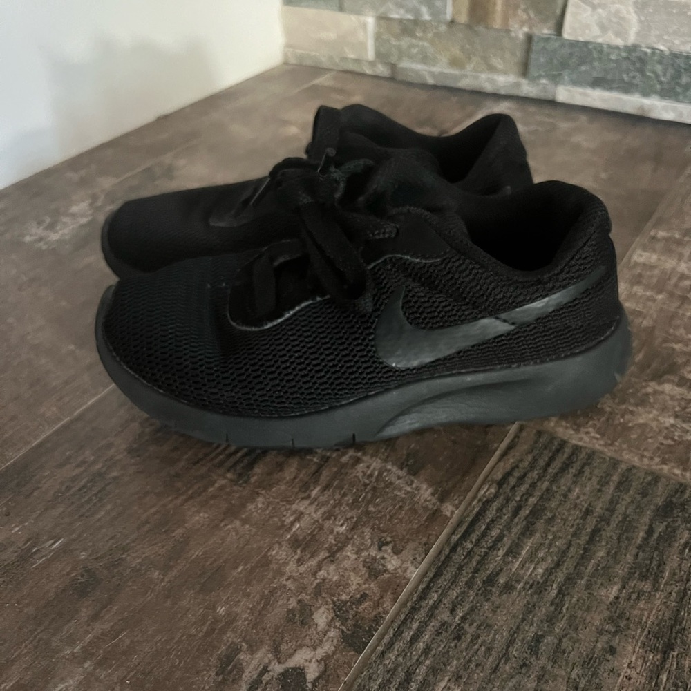 Nike Tanjun child size 12.5 black on black
